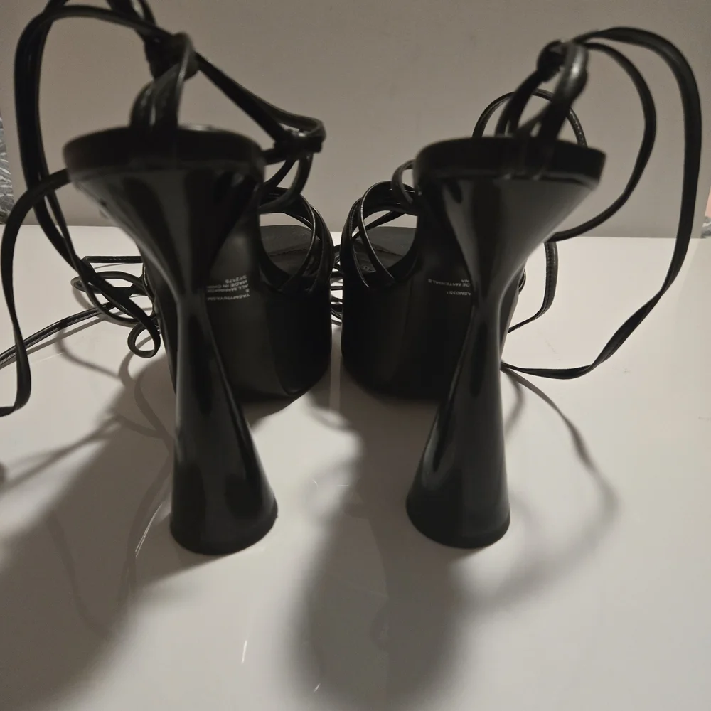Steve Madden Black Patent Platform Sandals